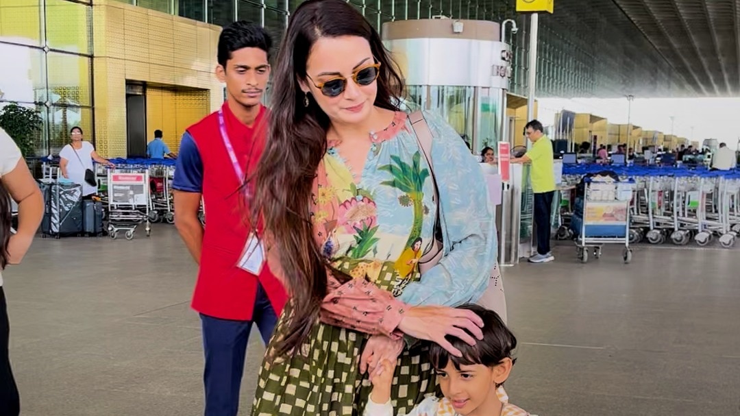 Dia mirza with son