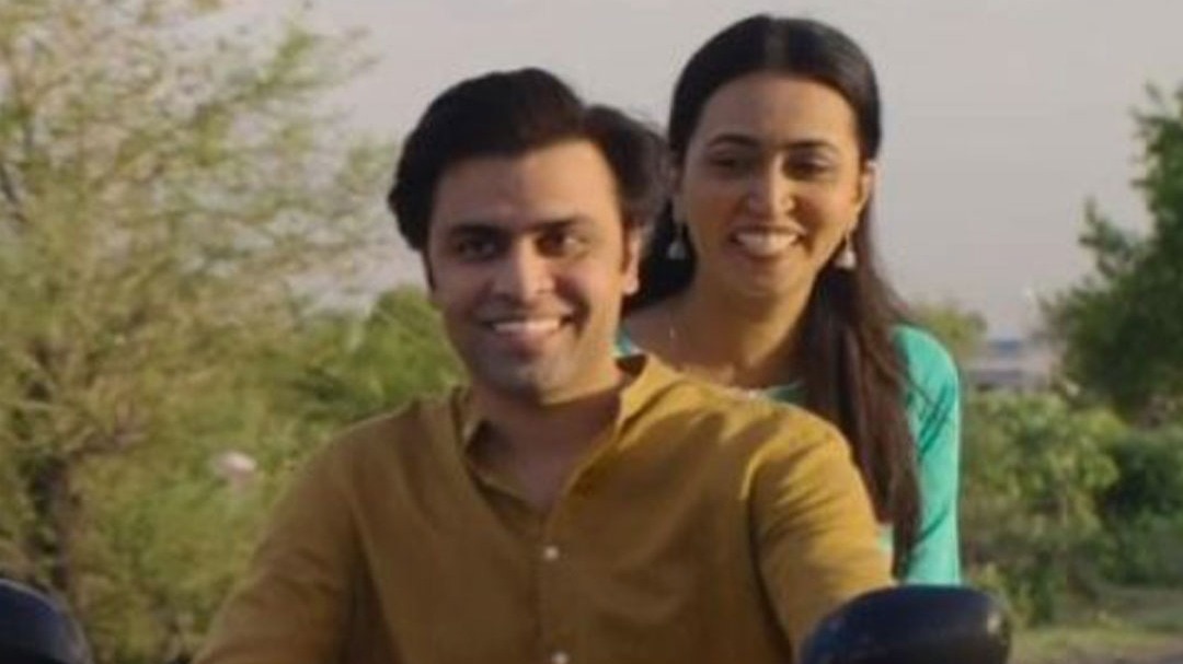 jitendra kumar with sanvikaa in panchayat
