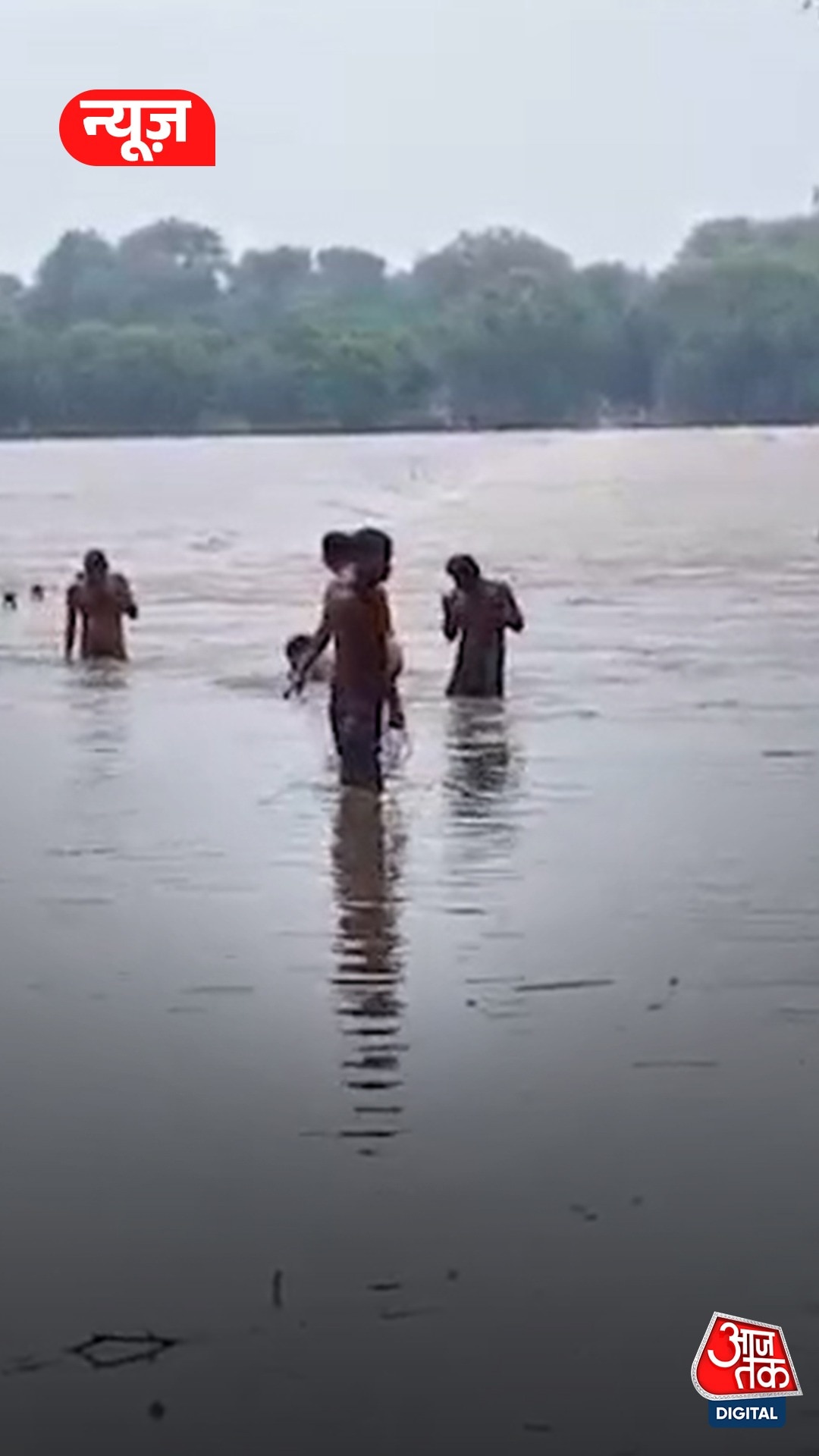 नदी में उफान, पानी में डूबा पुल