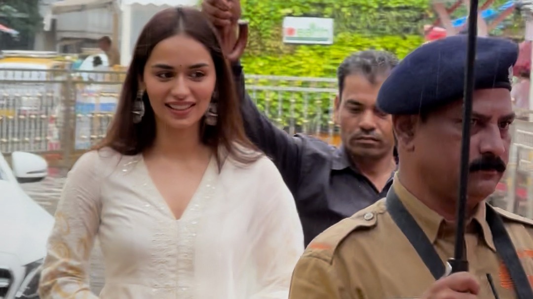 manushi chillar at siddhivinayak temple