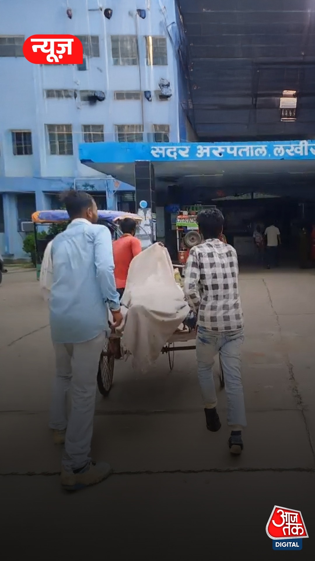 मजदूर को ठेले पर रखकर अस्पताल पहुंचाया