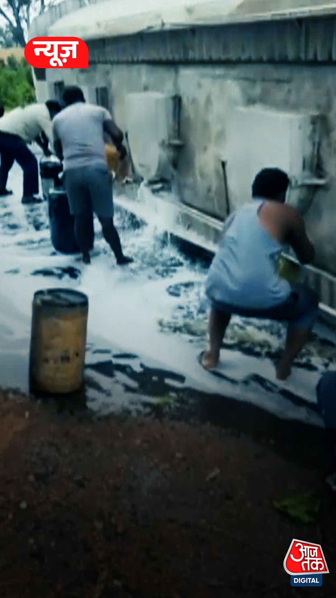 टैंकर पलटा, डीजल भरने की मची होड़