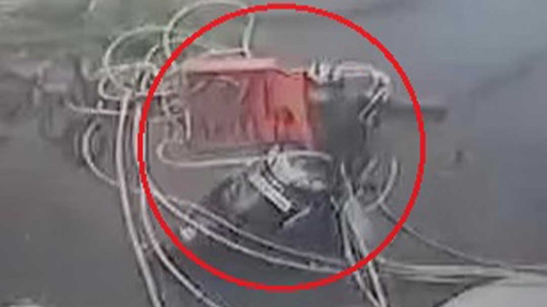 Delhi में महिला पर गिरा बिजली का खंभा