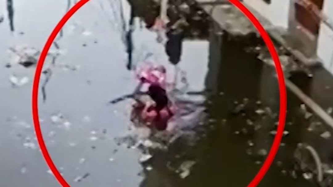 Prayagraj_Flod_Viral_Parents