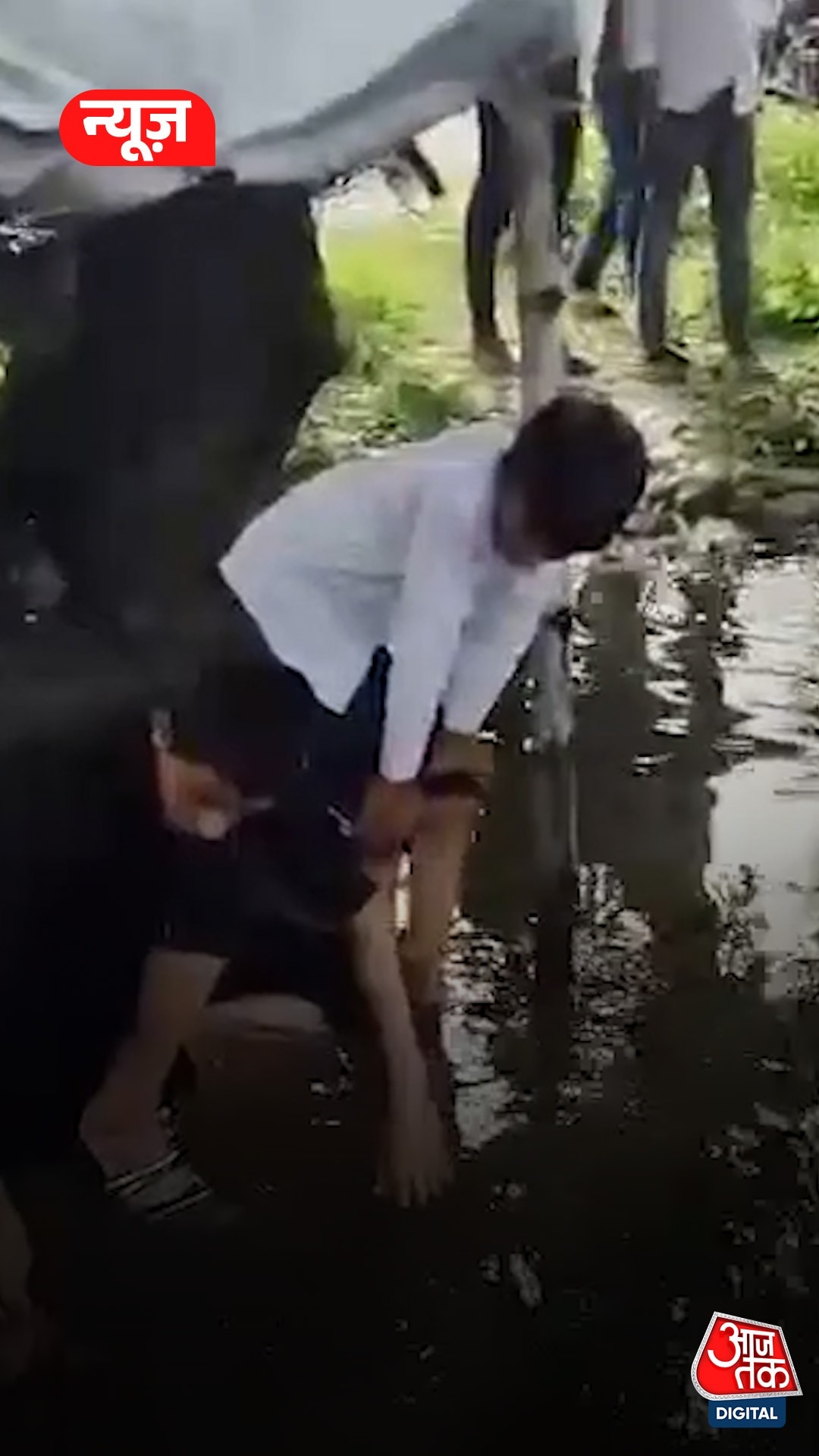 बाढ़ के पानी में मछलियां पकड़कर बेचने लगे लोग, Video