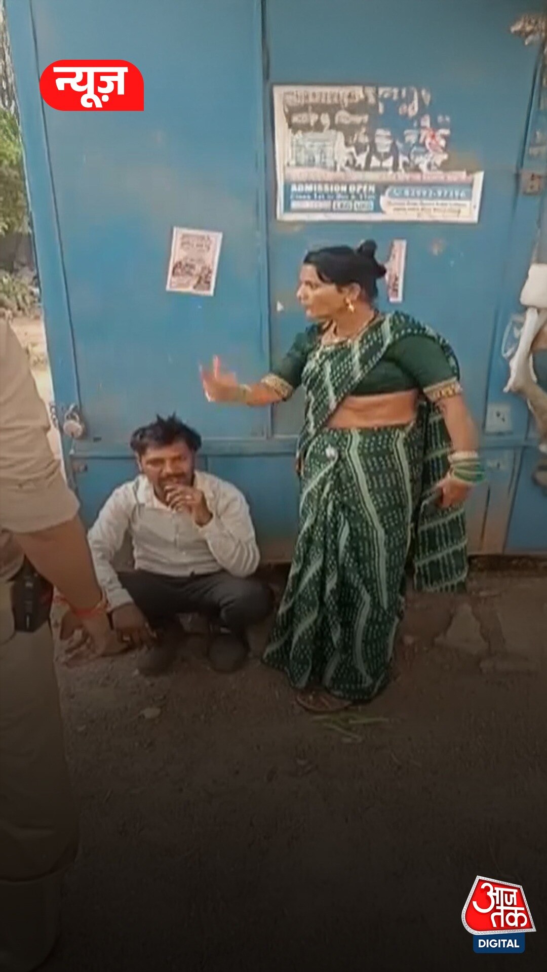 पत्नी ने नशे में पति को सड़क पर लात-घूंसों से मारा