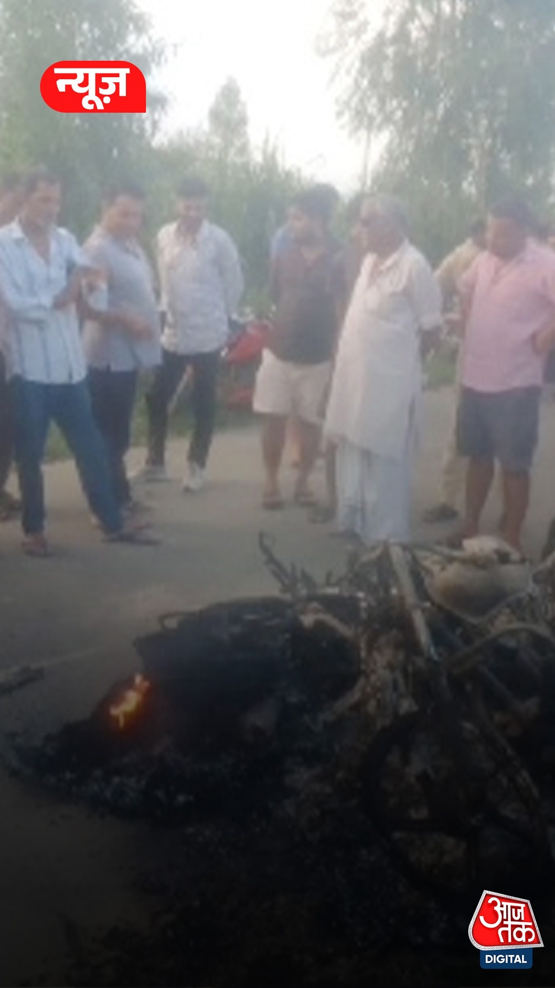 मेरठ में बदमाशों के बीच दिनदहाड़े चली गोलियां; Video