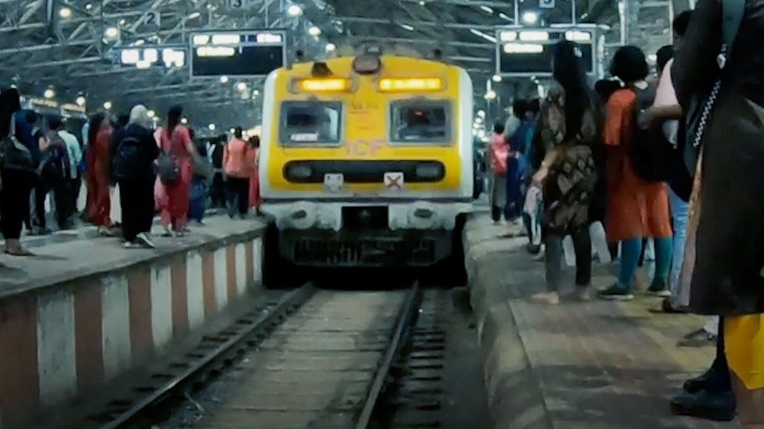 Train_Coach_Girl_Dead_Body