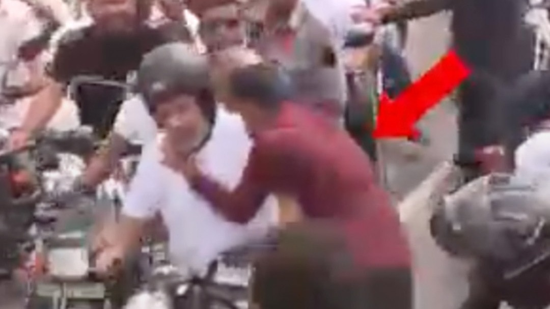 Purnia_Man_Kiss_Rahul_Gandhi