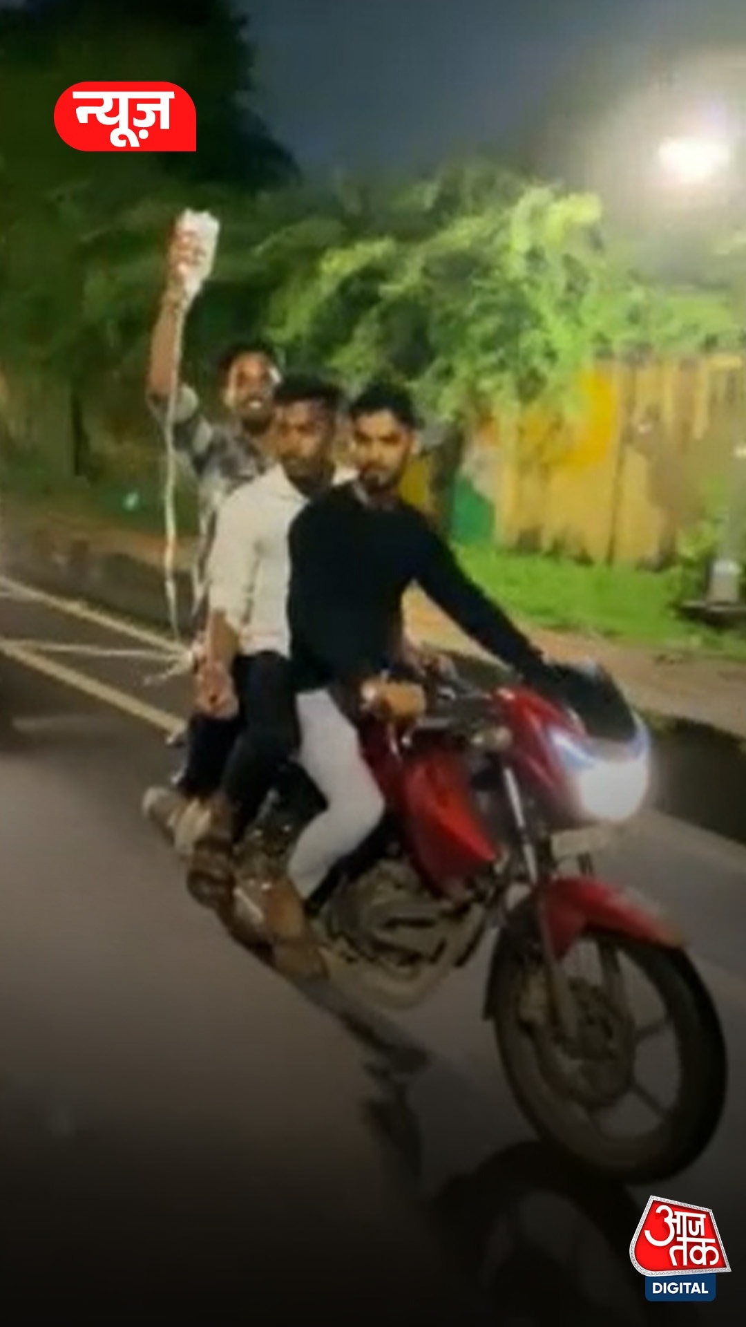 ड्रिप के साथ बाइक पर घूमता दिखा मरीज; Video