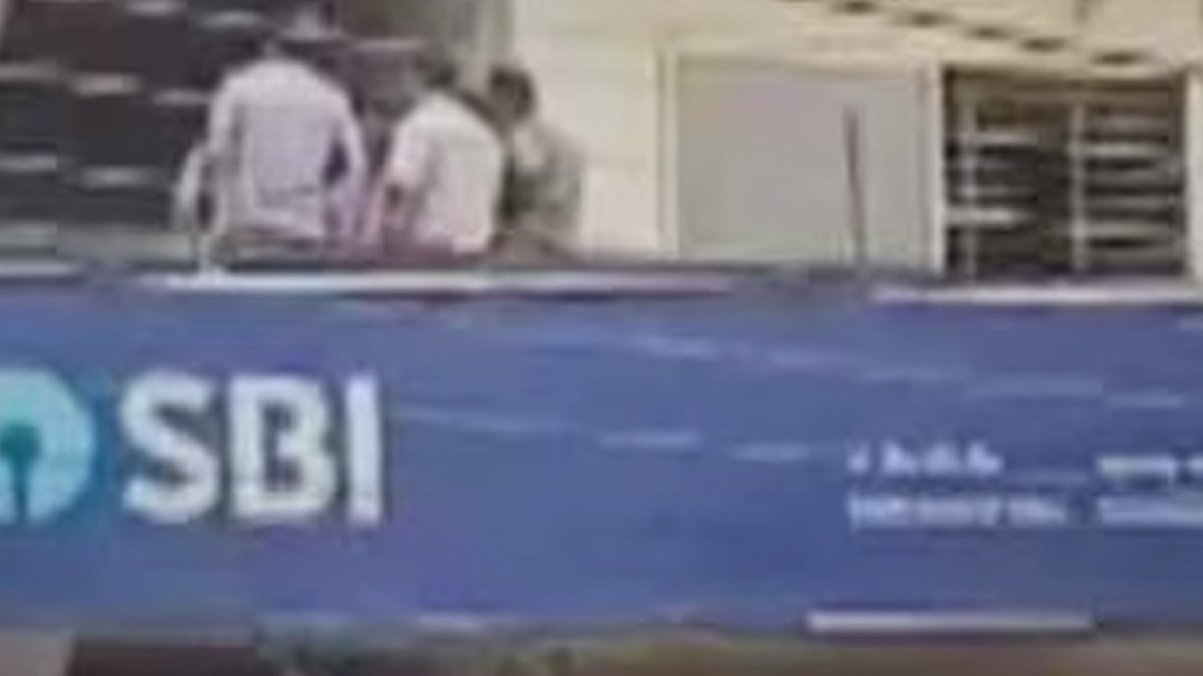 SBI बैंक से करोड़ों का सोना और आठ लाख रुपये नकद चोरी