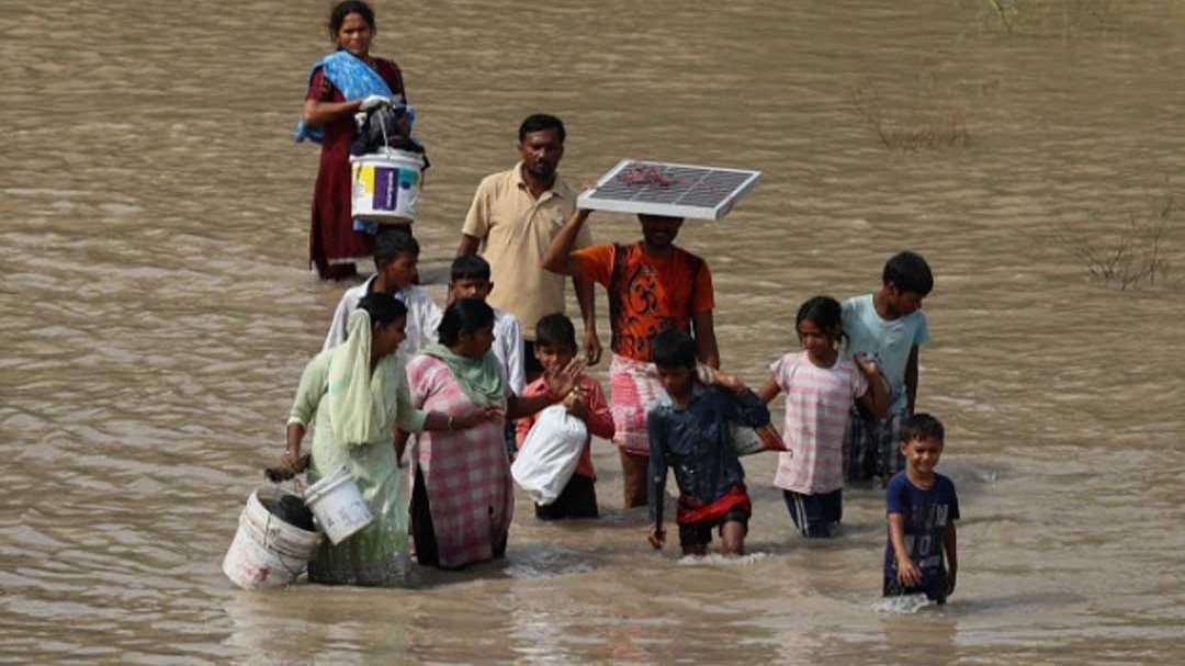 Delhi में लोगों की मुश्किलें बढ़ा रहा बाढ़ का पानी, डेंजर लेवल पर यमुना