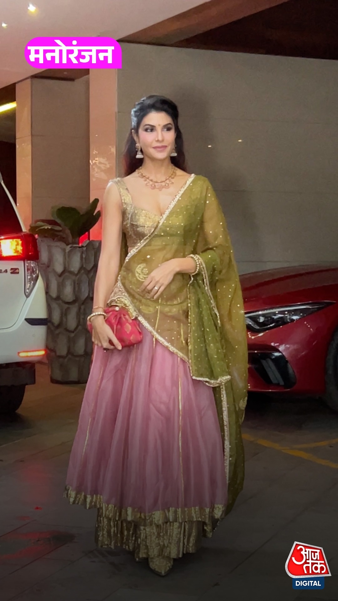 गणपति दर्शन करने पहुंचीं Jacqueline, इंडियन वियर में हुईं स्पॉट!
