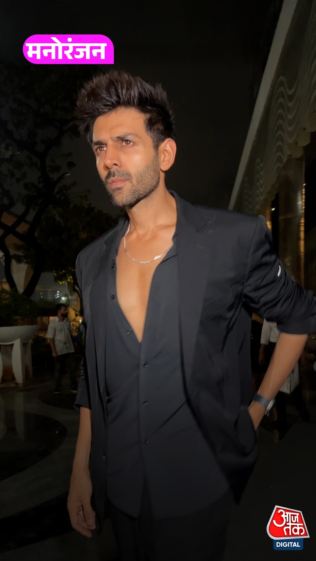 All Black Look में हैंडसम नज़र आए Kartik Aryan