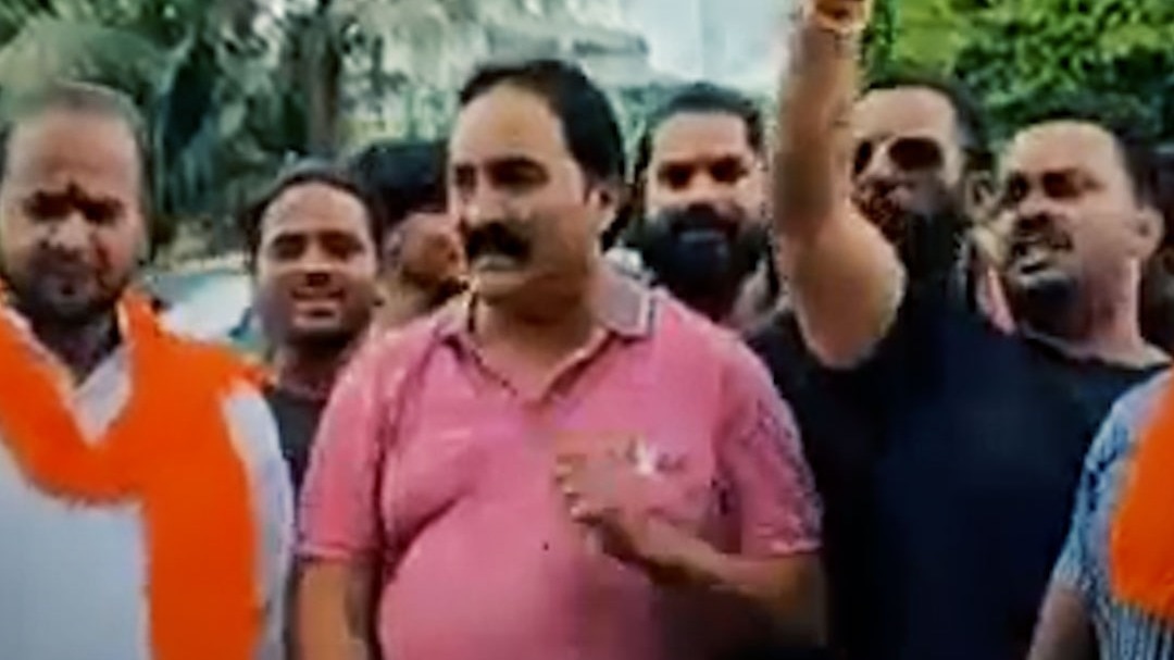 मंदिर गेट पर गाय की कटी पूंछ मिलने पर बवाल