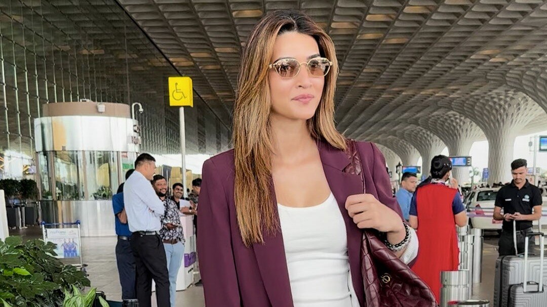 Airport पर Kriti Sanon संग Security staff ने ली फोटो!
