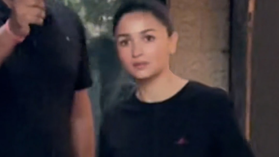 Alia Bhatt का फैंस के साथ दिखा अनोखा अंदाज!