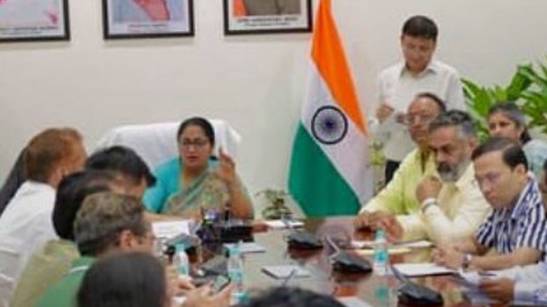 delhi cm rekha gupta meeting with husband sitting
