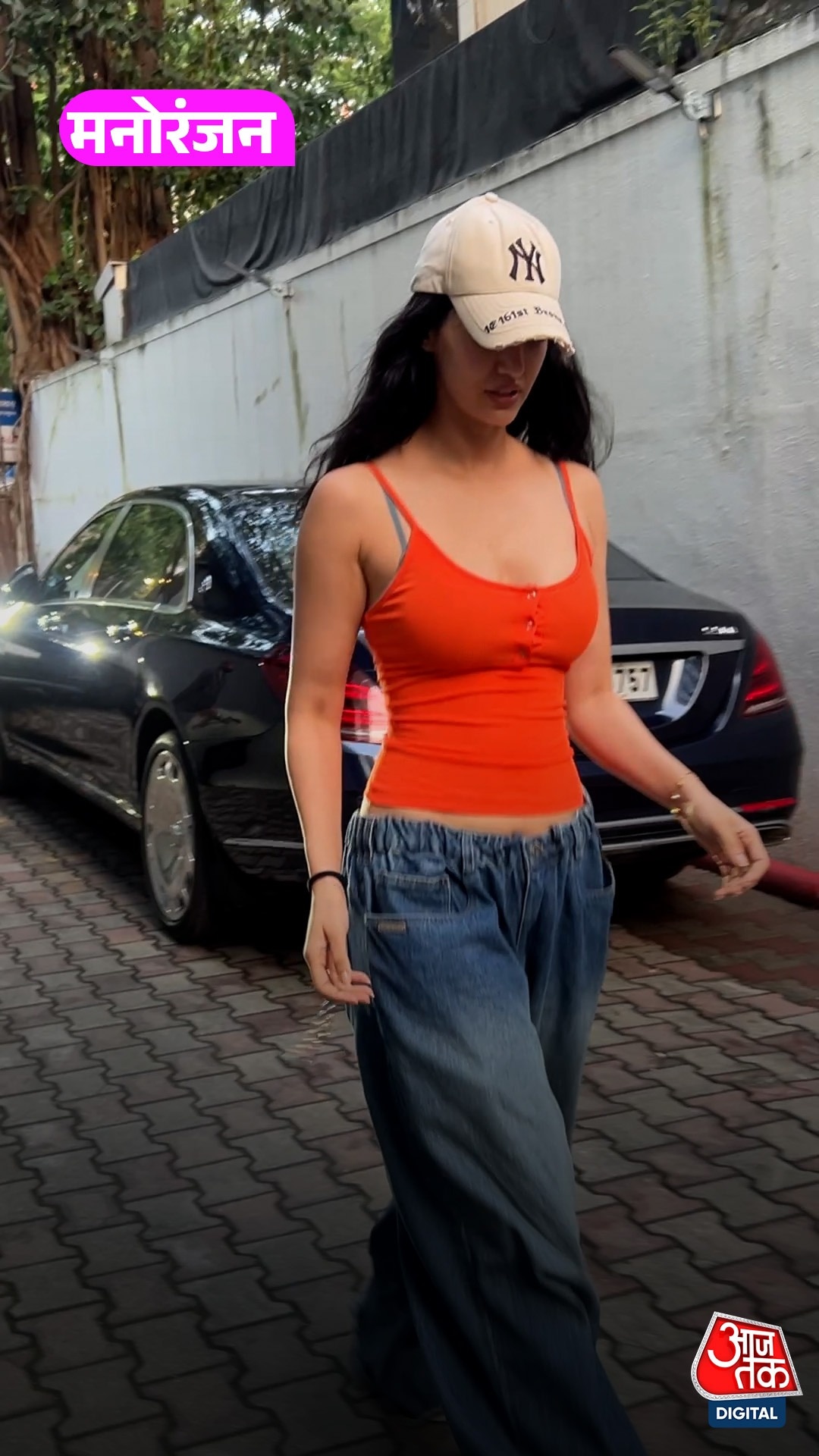 Orange Dress में Disha Patani का ग्लैमरस लुक