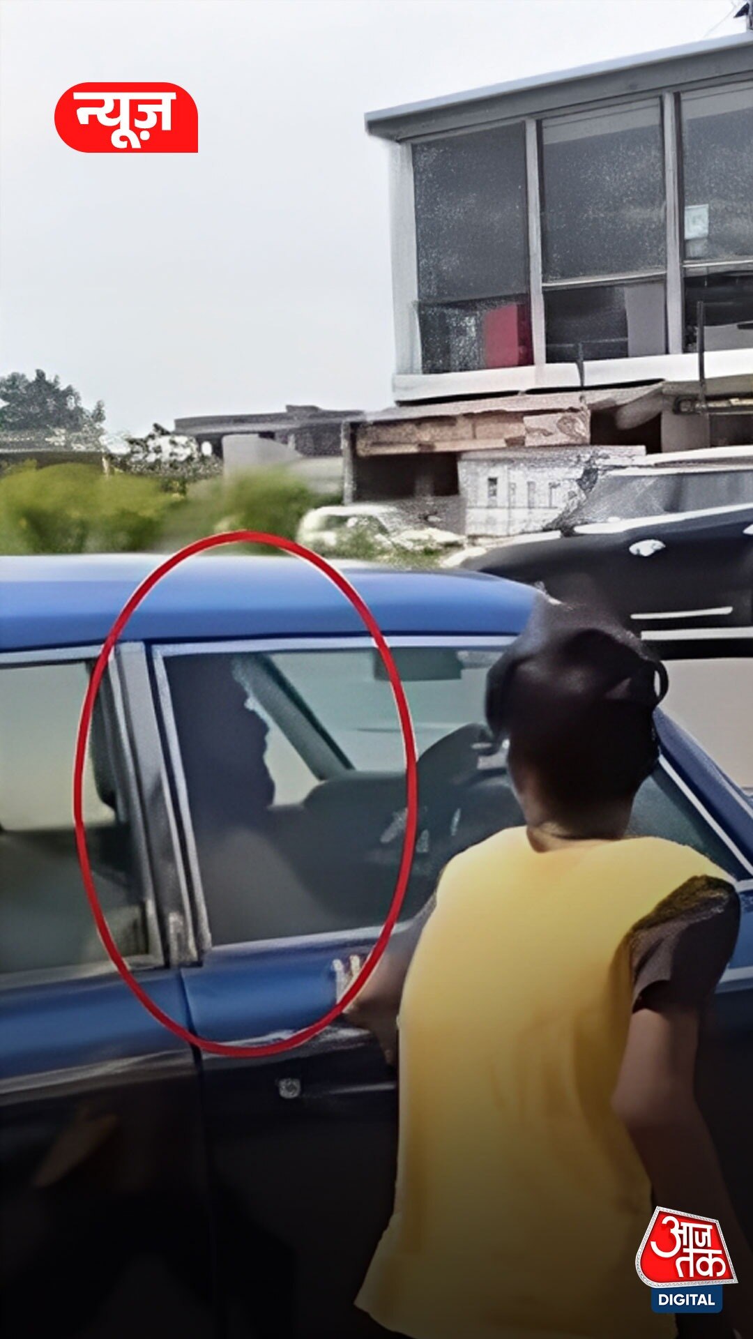 Ranchi: Dhoni की लग्ज़री कार के पीछे भागे फैंस, देखें..