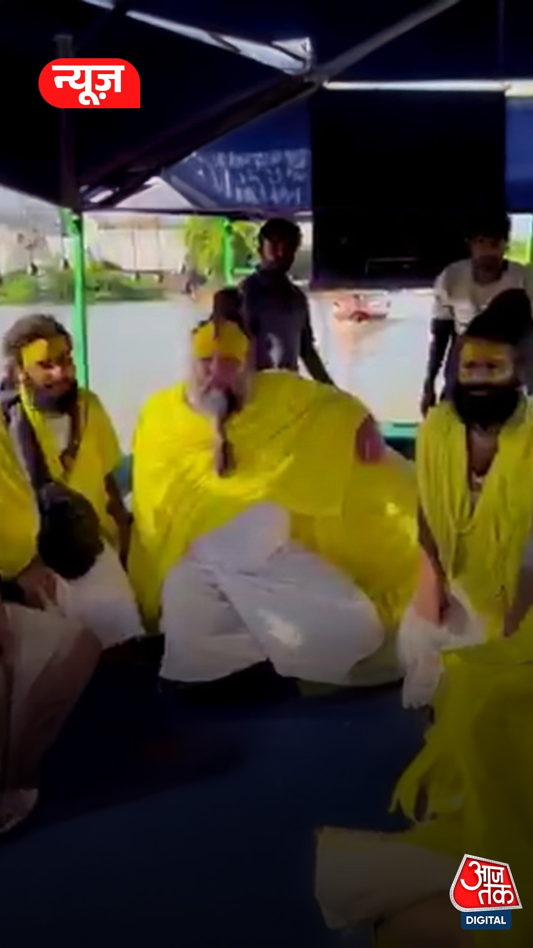 स्टीमर पर बाढ़ का जायजा लेने निकले प्रेमानंद महाराज