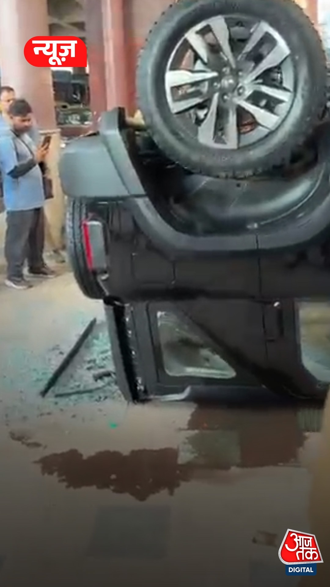 दिल्ली में महिला समेत शोरूम की पहली मंजिल से नीचे आ गिरी नई थार