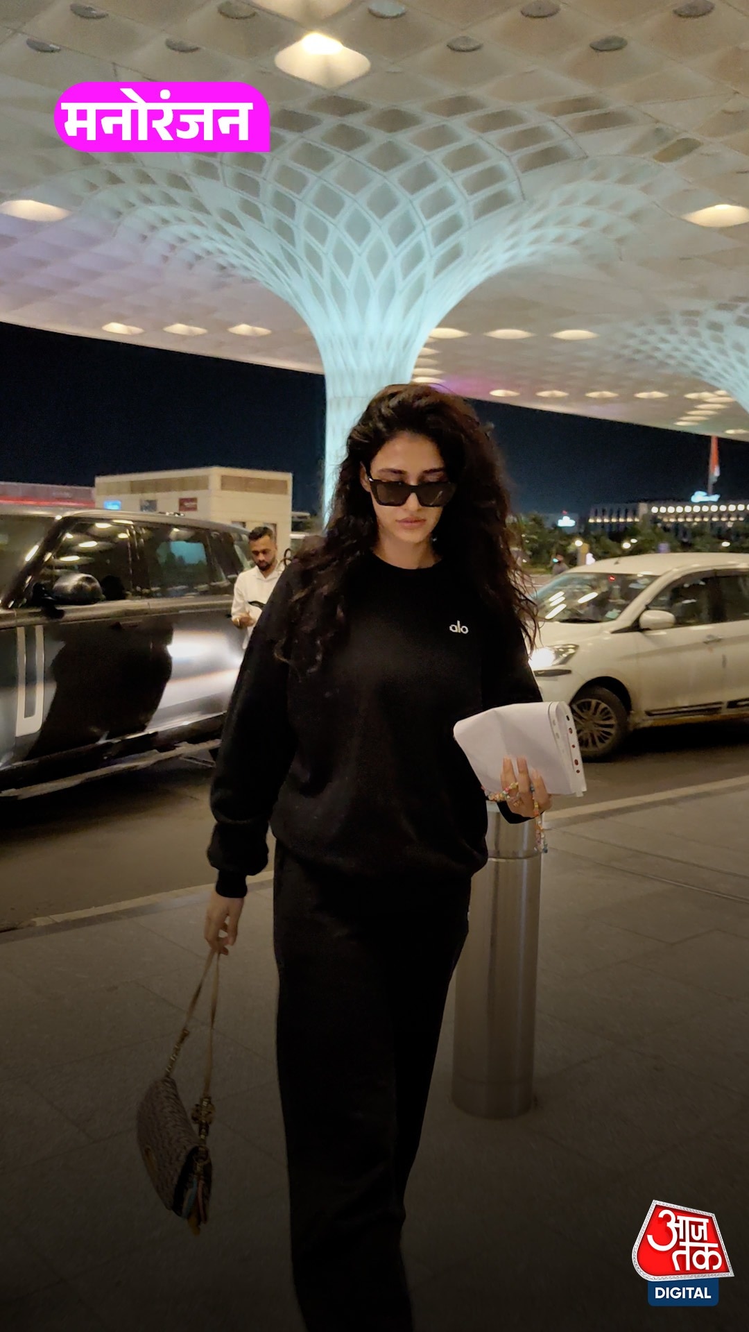 Mumbai Airport पर All Black Look में दिखीं Disha Patani