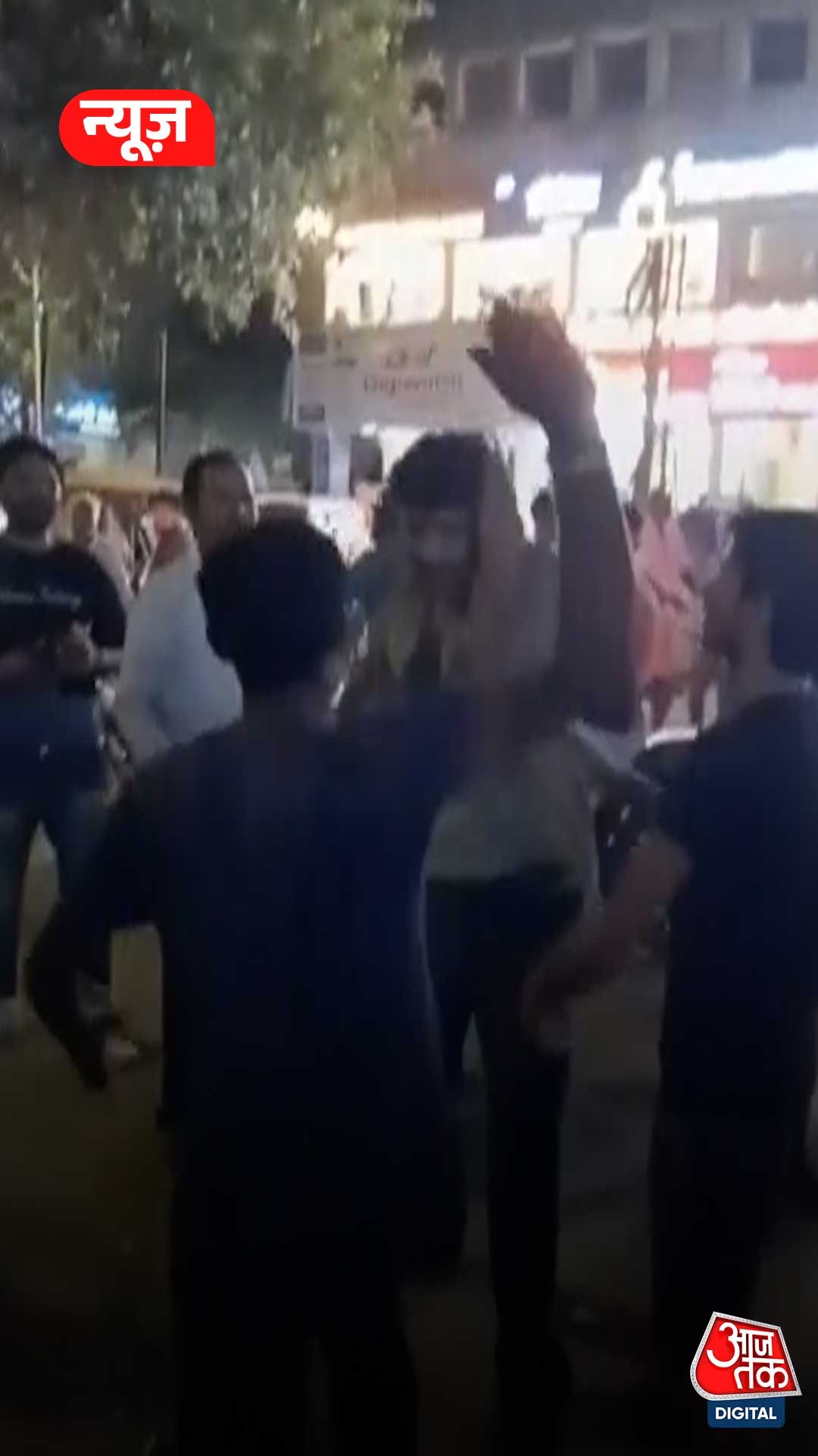 गाजियाबाद में स्थानीय लोगों ने दो होटलों पर मारा छापा