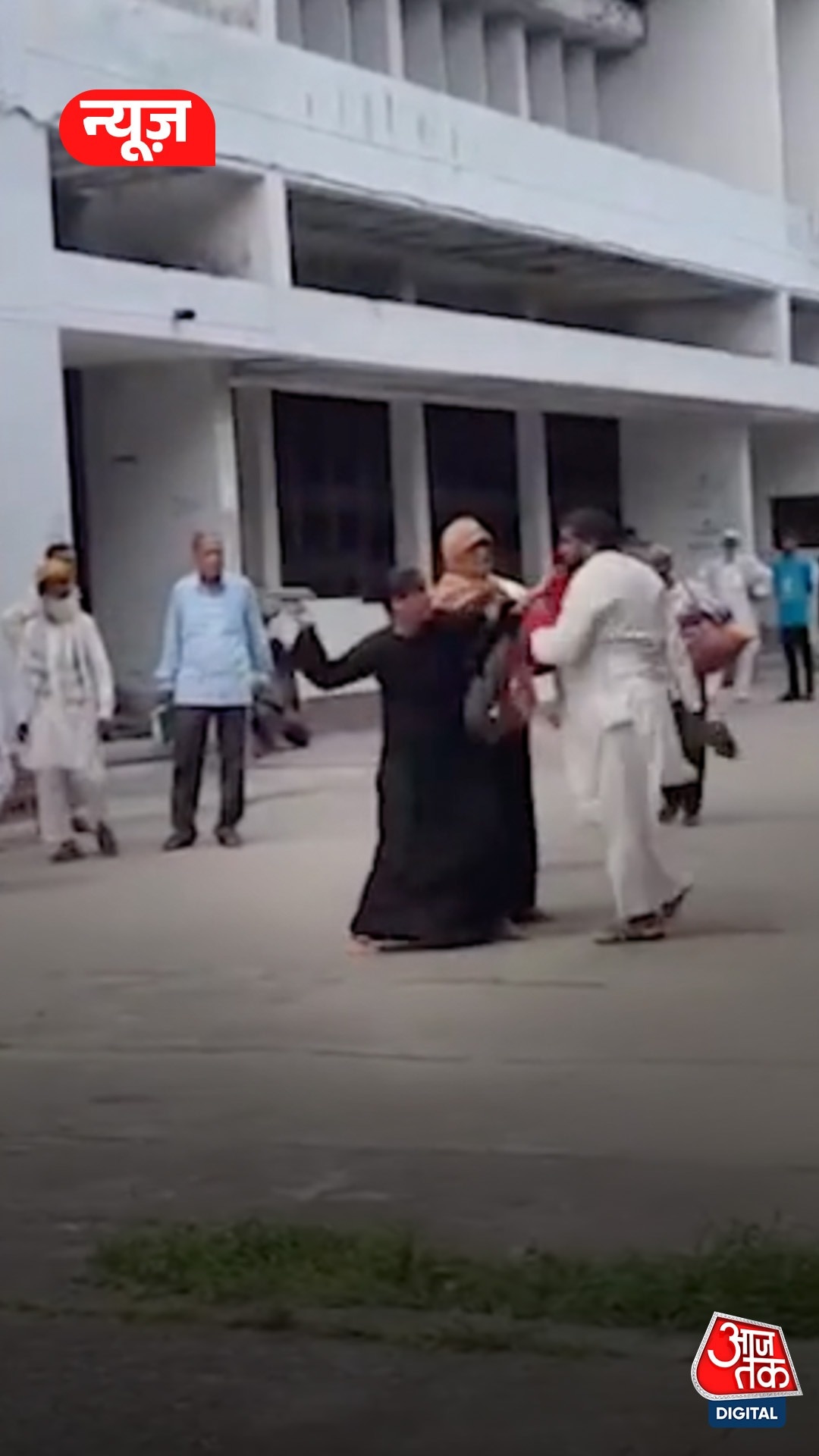 महिला ने पति और ससुर को चप्पलों से पीटा, Video 