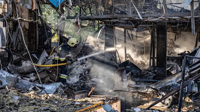 रूस की सबसे बड़ी तेल रिफाइनरी पर यूक्रेनी हमला, देखें दुनिया आजतक