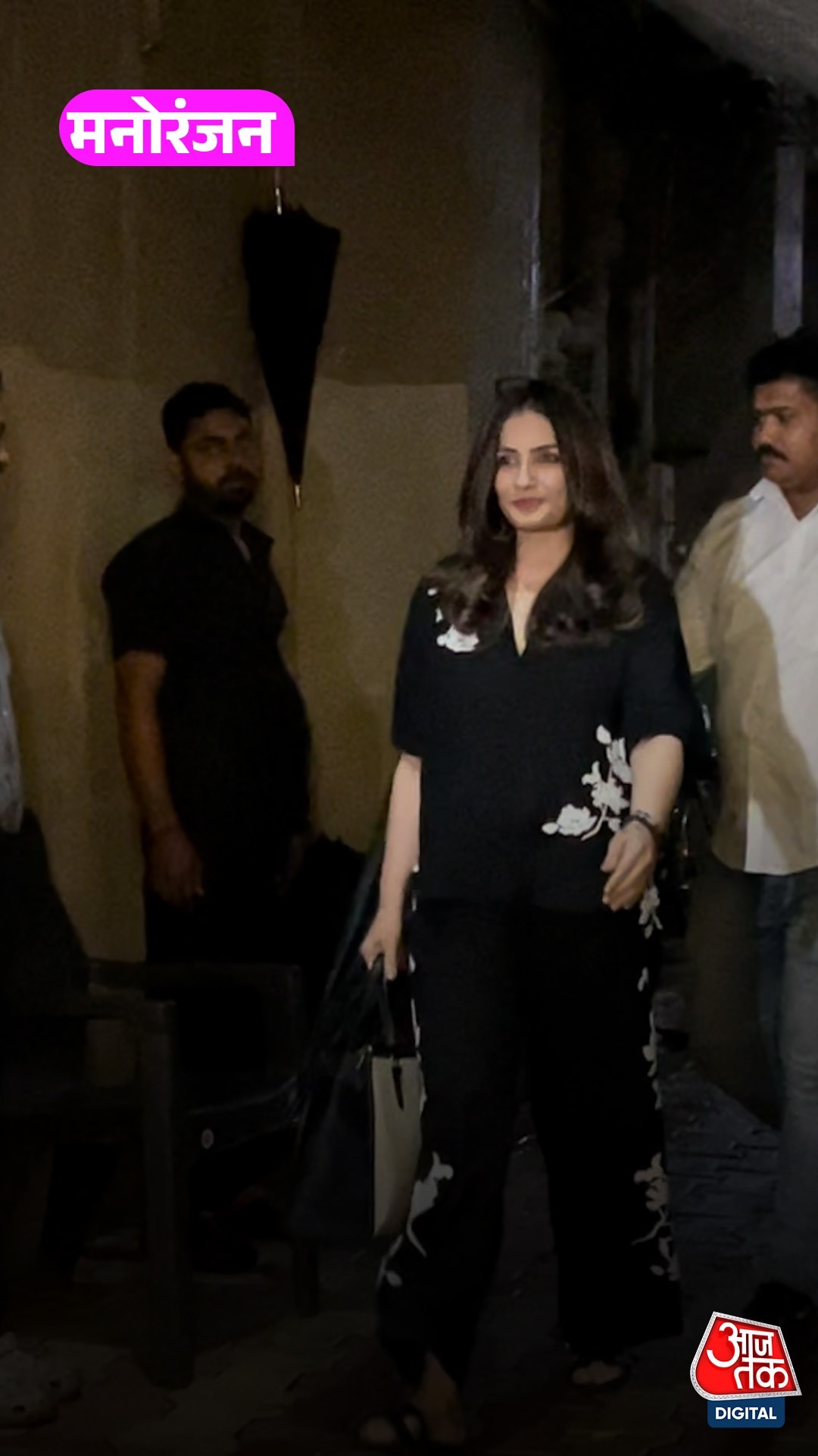 ब्लैक आउटफिट में Raveena Tandon का स्टाइलिश अंदाज