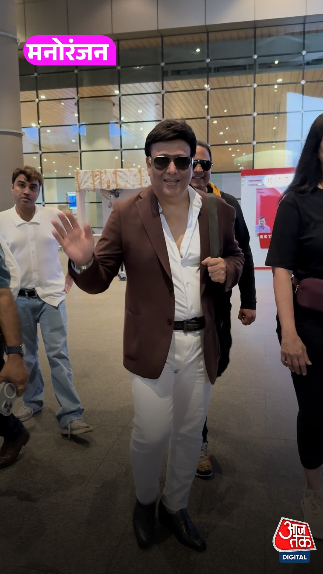 सूट-बूट में स्टाइलिश अंदाज, यूं नज़र आए Govinda