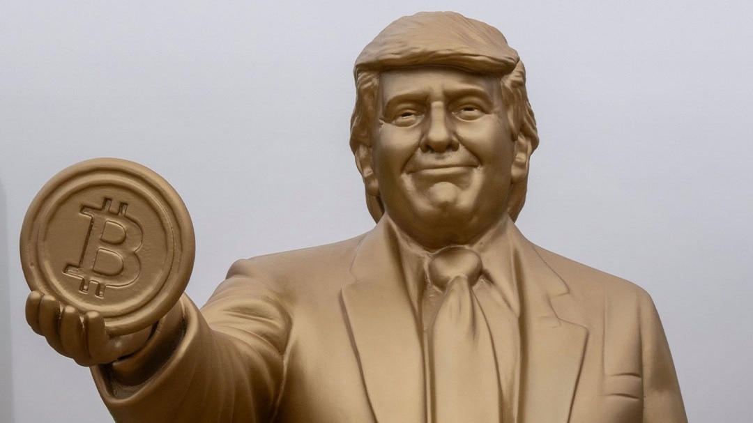 trump golden statue