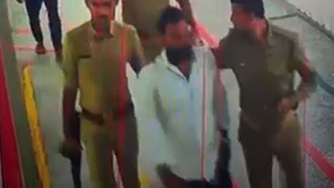 डॉक्टर को इमरजेंसी से उठा ले गई पुलिस