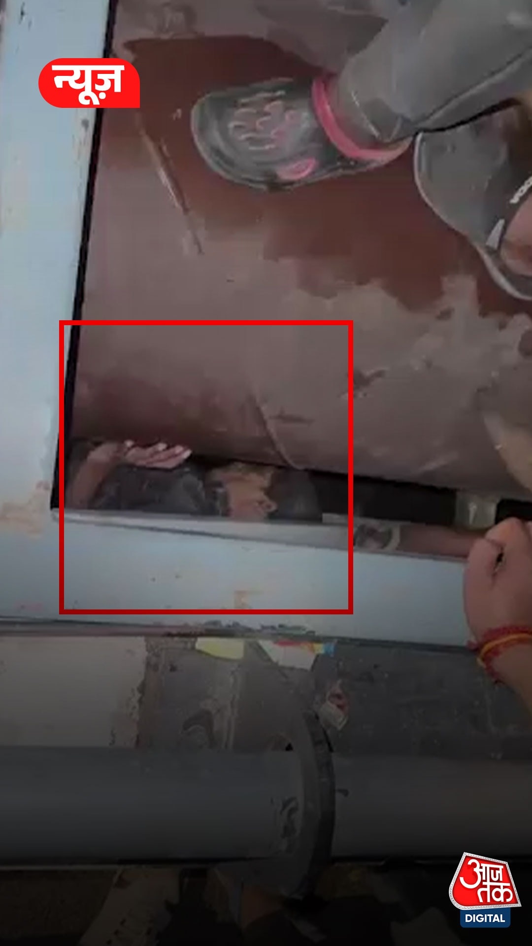 हाइवे पर डिवाइडर के नीचे पाइपलाइन में फंसा युवक