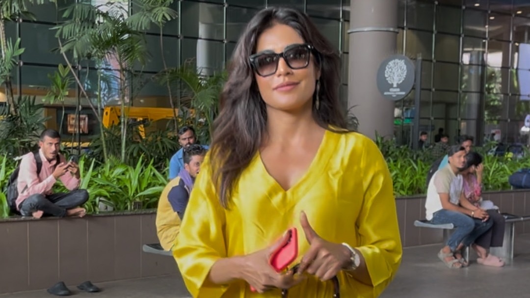Airport पर Yellow Dress में नजर आईं Chitrangada Singh!