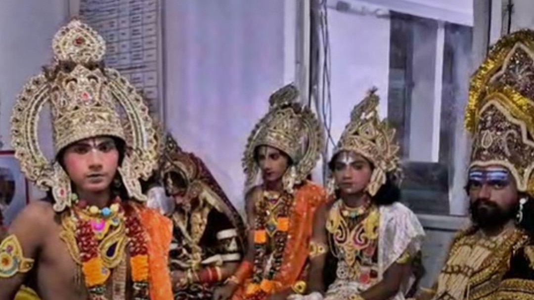 कोई 'श्रीराम' तो कोई 'हनुमान' के गेटअप में पहुंचा थाने