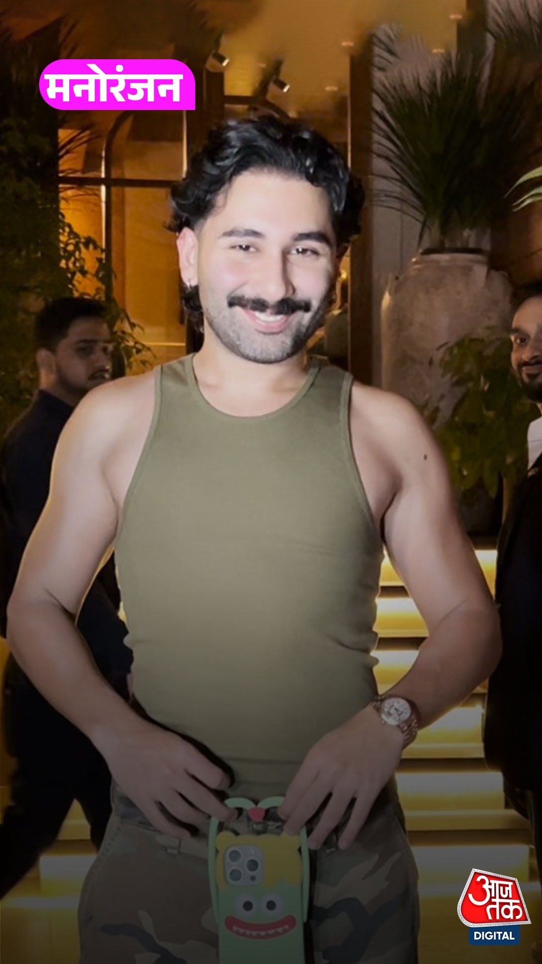 Social media sensation Orry ने पैप्स को दिखाया फोन कवर