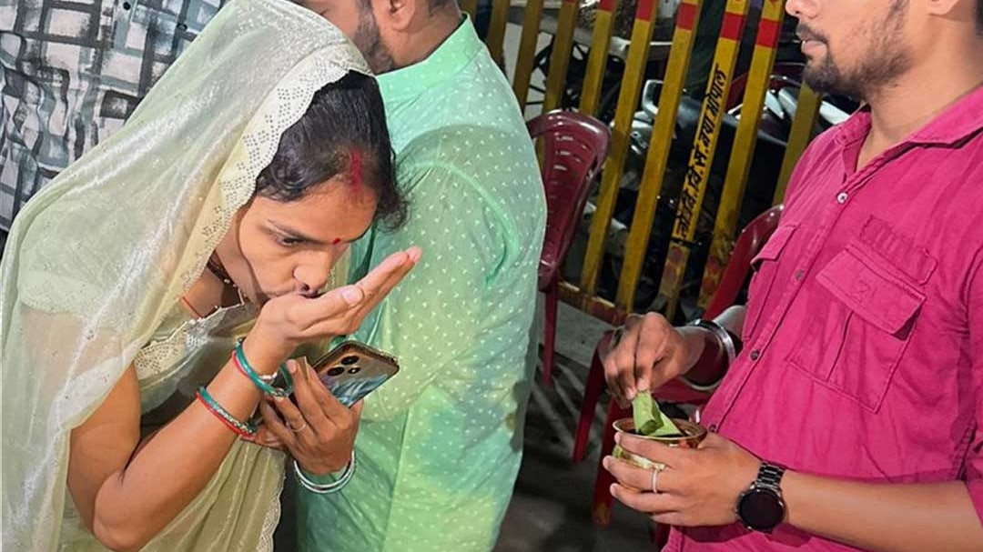 भोपाल: गौमूत्र के छिड़काव के बाद गरबा में एंट्री