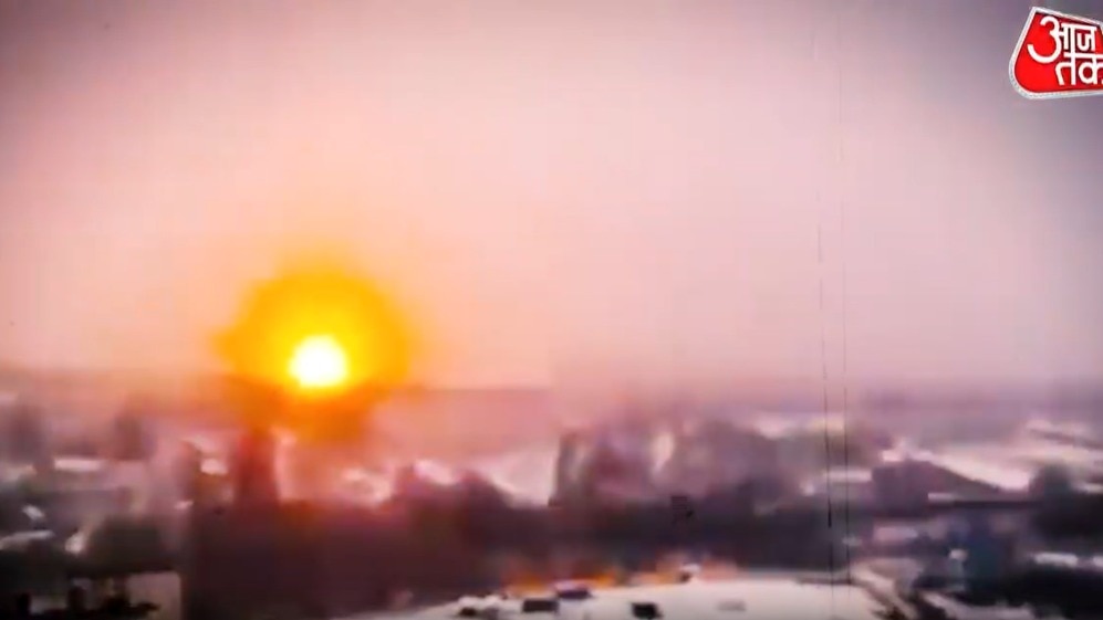 रूस और यूक्रेन ने एक-दूसरे पर बरसाए ड्रोन, देखें दुनिया आजतक