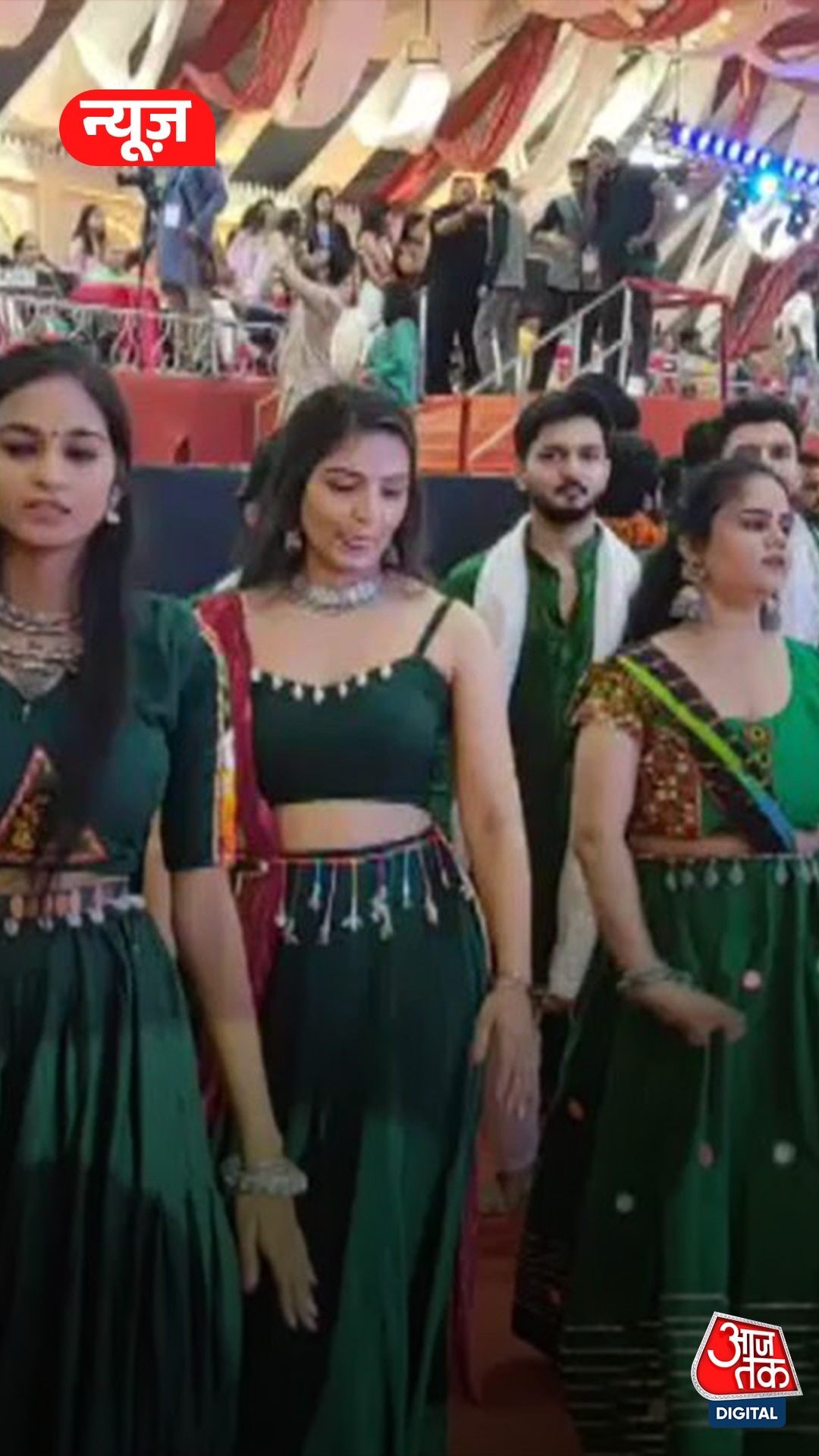 सूरत: रोशनी से जगमगा उठा गरबा पंडाल