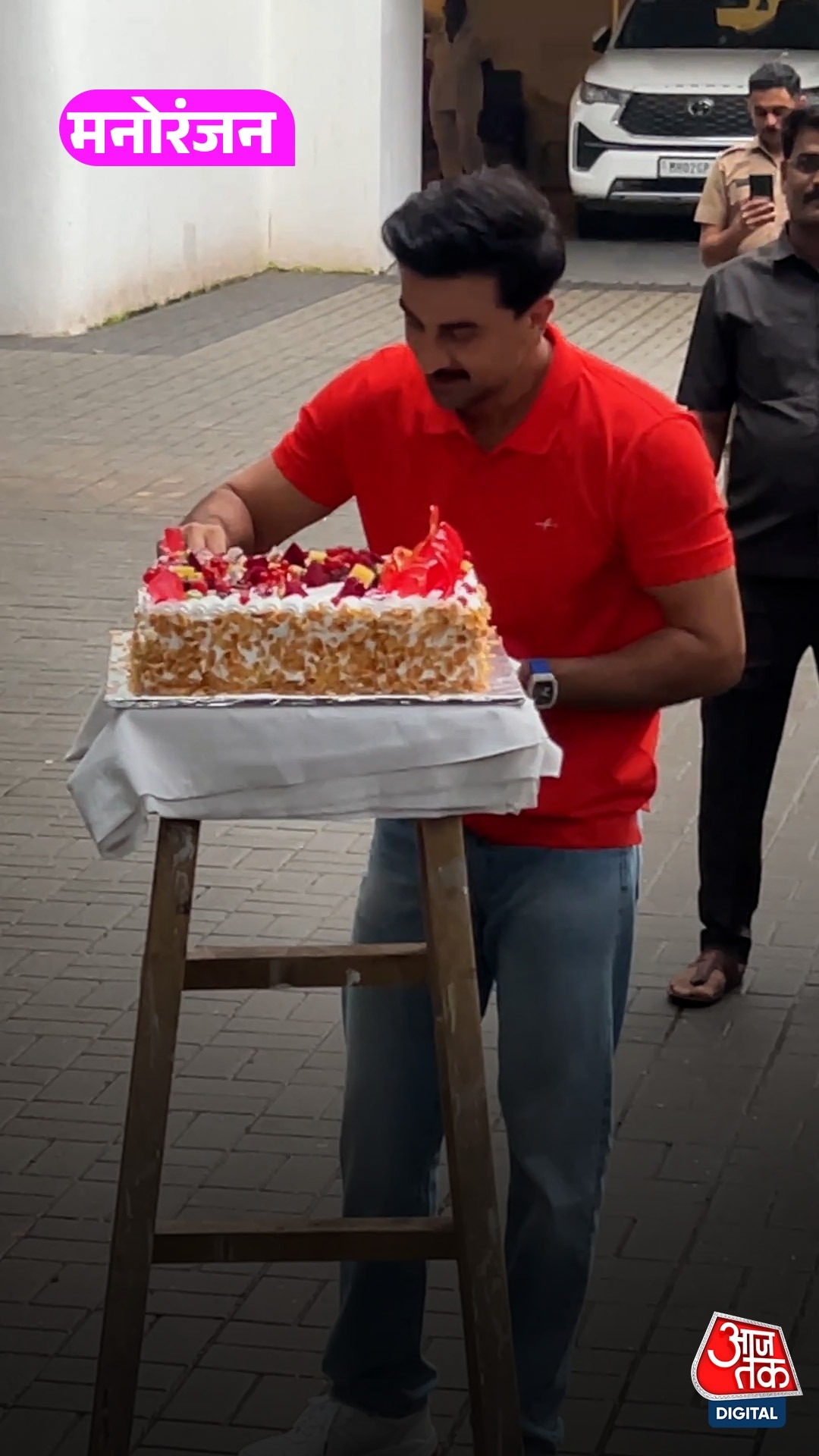 Ranbir Kapoor ने पैप्स संग यूं सेलिब्रेट किया बर्थडे