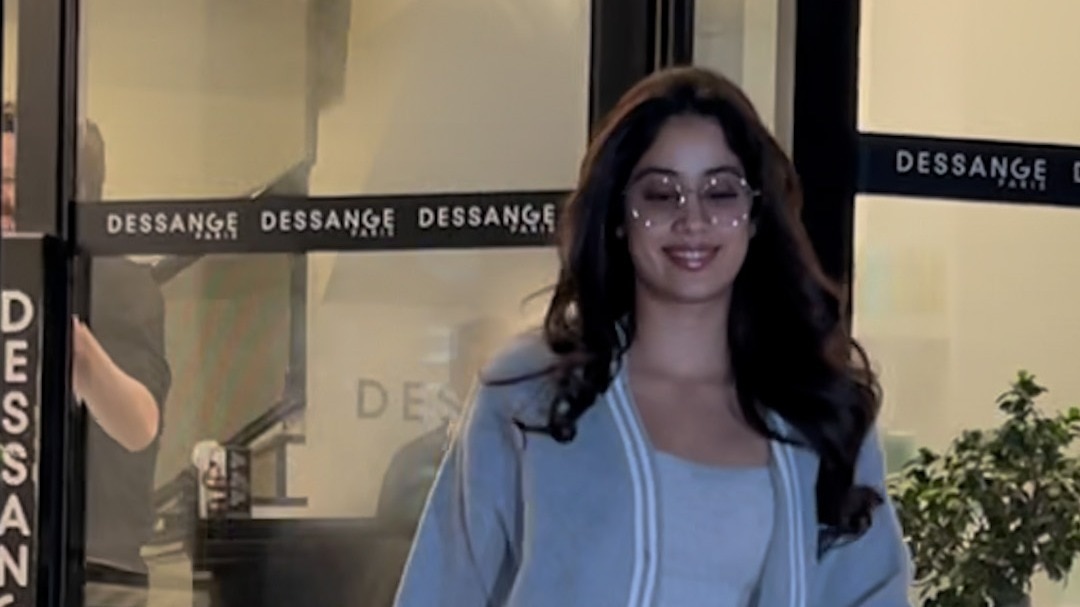 कैजुअल आउटफिट में Janhvi Kapoor का वायरल लुक