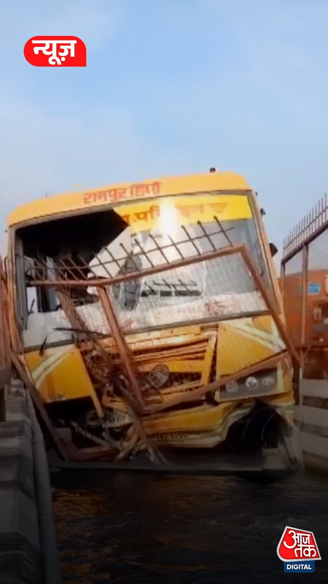 हापुड़: नदी के ऊपर पुल पर लटकी बस