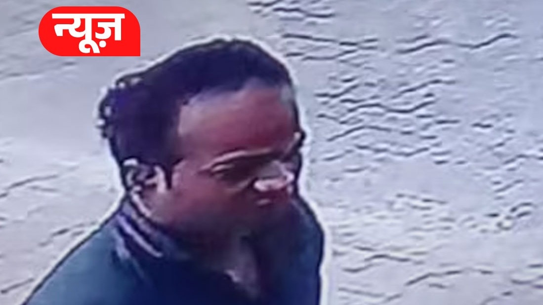 मंदिर के बाहर से पुजारी की चप्पल चोरी; Video