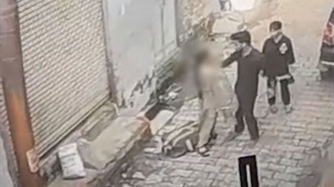 मेरठ में लड़की से सरेराह छेड़खानी CCTV में कैद