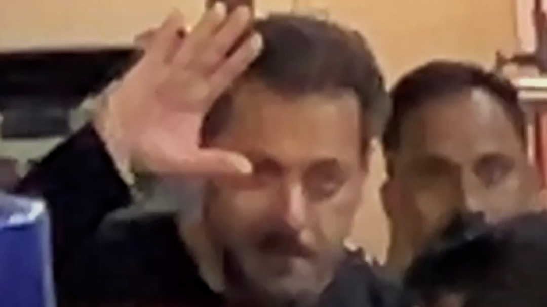 ब्लैक लुक में दिखे Salman, हॉस्पिटल के बाहर पप्स बोले…