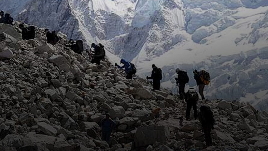 mount everest tibbet trekkers stuck due to snow