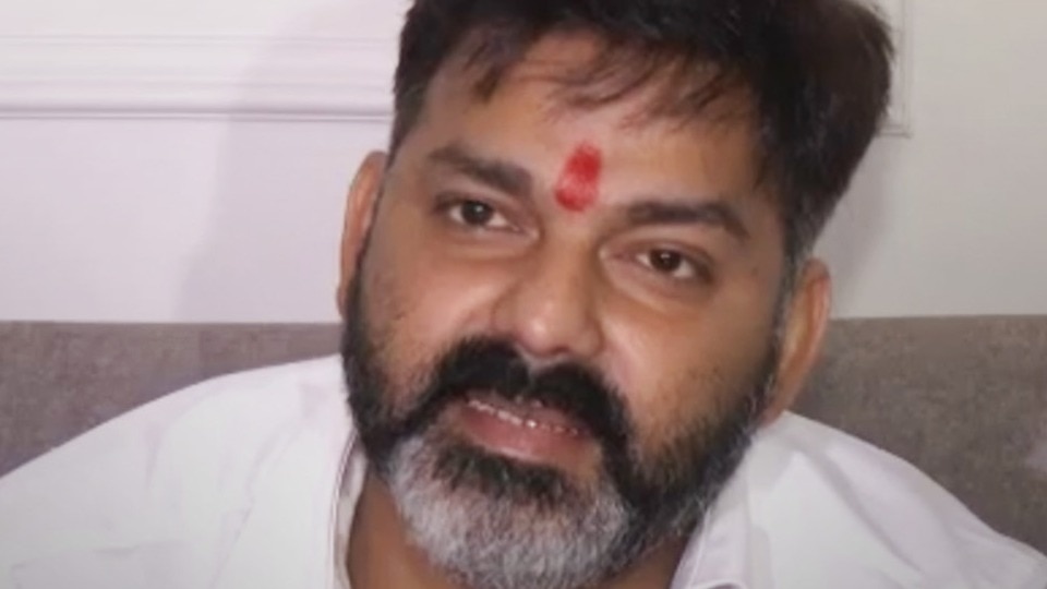 अकेले पड़े शादीशुदा Pawan Singh, हुए इमोशनल!
