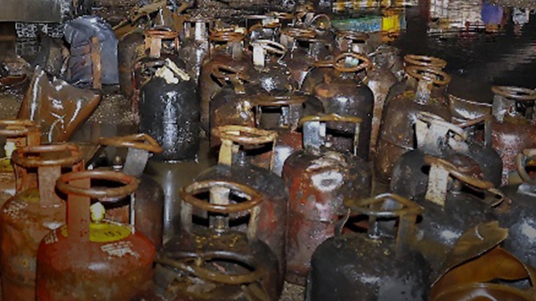 LPG सिलेंडरों से भरे ट्रक में टक्कर के बाद हुआ ब्लास्ट